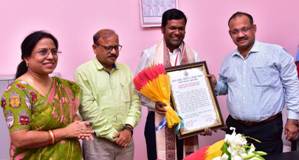 Culture minister felicitates sand artist Sudarshan Pattnaik