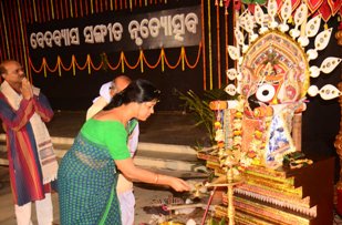 Vedvyas Sangeet Nrutyotsav: Bharat Natyam, Panthi and Ranappa dances keep the audience spell bound on second evening