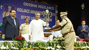 Odisha CM gives away trophies to best vigilance inspectors on Vigilance Week