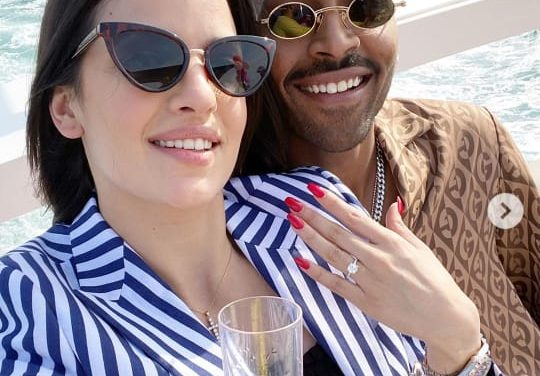 Cricketer Pandya gets engaged