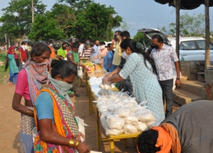 City’s Punjabi Biradari distributes commodities to needy people